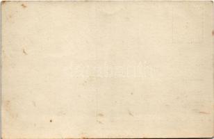 Ismeretlen város, üzemi dolgozók a gyár előtt. photo