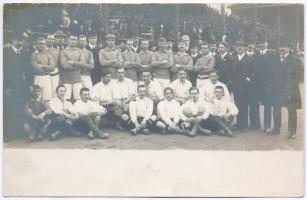 1902 Budapest, Ferencváros Torna Club (FTC, Fradi) labdarúgó (foci) csapata, csoportkép a Slavia-FTC 4:1-es mérkőzésekor. Ritka eredeti felvétel / Hungarian football team. Rare original photo