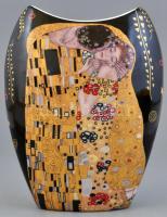 Gustav Klimt Collection dekoratív díszváza eredeti dobozában. Porcelán, matricás A csók című festmény dekorjával díszítve. Jelzett. Hibátlan állapotban. 7x16x20cm