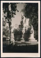 1929 Kinszki Imre (1901-1945) budapesti fotóművész hagyatékából jelzés nélküli vintage fotó (Vörösmarty szobor), 12,5x8,6 cm