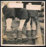 cca 1933 Kinszki Imre (1901-1945) budapesti fotóművész hagyatékából jelzés nélküli vintage fotó (turisták), 5,8x5,6 cm