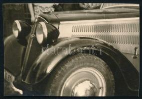 cca 1932 Kinszki Imre (1901-1945) budapesti fotóművész hagyatékából jelzés nélküli vintage fotó (automobil részlet), 3,5x5 cm