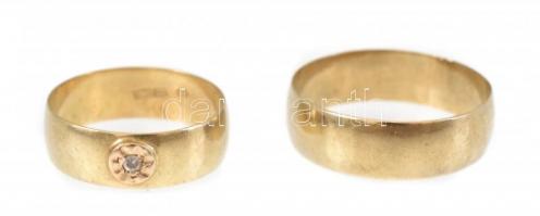 Arany (Au) Jegygyűrű pár. Egyik cirkóniával ékítve. méret: 54 és 62. Jelzett, 14k, bruttó: 6g