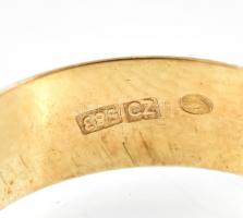 Arany (Au) Jegygyűrű pár. Egyik cirkóniával ékítve. méret: 54 és 62. Jelzett, 14k, bruttó: 6g