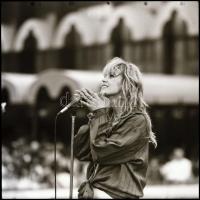 1986 Neoton Familia együttes, 21 db vintage NEGATÍV, Menesdorfer Lajos (1941-2005) budapesti fotóműv...