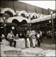 1986 Neoton Familia együttes, 21 db vintage NEGATÍV, Menesdorfer Lajos (1941-2005) budapesti fotóműv...