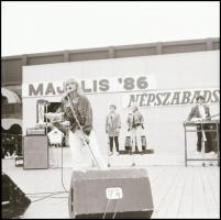 1986 Neoton Familia együttes, 21 db vintage NEGATÍV, Menesdorfer Lajos (1941-2005) budapesti fotóműv...