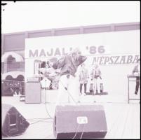 1986 Neoton Familia együttes, 21 db vintage NEGATÍV, Menesdorfer Lajos (1941-2005) budapesti fotóműv...