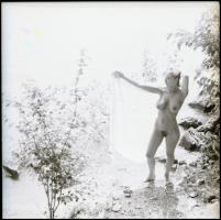 Eltérő helyszíneken, több fotómodell közreműködésével, különböző időpontokban készült 13 db vintage ...