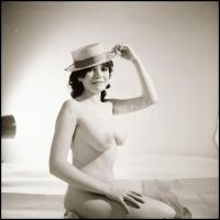 Lányok autóval, lóval, a ház tetején, stb... különböző időpontokban és eltérő helyszíneken készült 7...