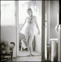 1978 Egy szál babydollban és anélkül, 5 db vintage NEGATÍV, Menesdorfer Lajos (1941-2005) budapesti ...