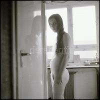 1978 Egy szál babydollban és anélkül, 5 db vintage NEGATÍV, Menesdorfer Lajos (1941-2005) budapesti ...