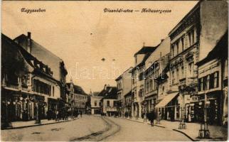Nagyszeben, Hermannstadt, Sibiu; Disznódi utca, villamossín, üzletek. Vasúti levelezőlapárusítás 10. sz. 1918. / Heltauergasse / street view, tram rail, shops