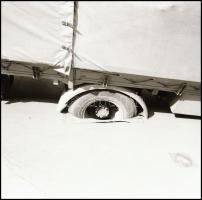 1979 Budapest, teherautó kátyúban, 2 db vintage NEGATÍV, 6x6 cm