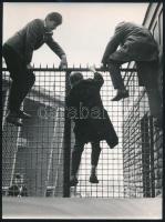 1977 Magyar Alfréd budapesti fotóművész jelzés nélküli vintage fotóművészeti alkotása (Menekülés), 24x18 cm