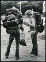 1975 Magyar Alfréd budapesti fotóművész feliratozott, vintage fotóművészeti alkotása (Turisták), 24x18 cm