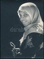 1983 Vincze János (1922-1999) kecskeméti fotóművész hagyatékából, feliratozott vintage fotóművészeti alkotás (Arab nő), 23,5x17,5 cm