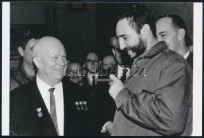 cca 1964 Fidel Castro (1926-2016) kubai forradalmár, politikus, államelnök és Hruscsov (1894-1971) szovjet kormányfő találkozója, mai nagyítás, 10x15 cm