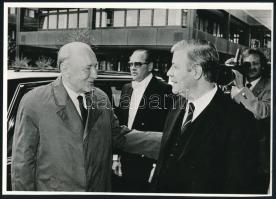 cca 1982 Kádár János (1912-1989) politikus és Helmut Schmidt német szövetségi kancellár találkozója Bonnban, vintage hírfotó, 17,3x24,5 cm
