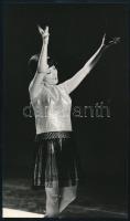 cca 1971 Anna Moffo (1932-2006) amerikai énekes, színésznő Budapesten, Lachkovich felvétele felirattal, 23,1x13,8 cm