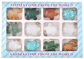 Távol-keleti csiszolt achát teknős és elefánt medálok, 12 db, különféle színekben, dobozban
