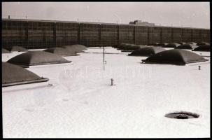 1985 Budapest, Kispest, Kőér utcai metró járműtelepen készült 32 db vintage NEGATÍV, 24x36 mm