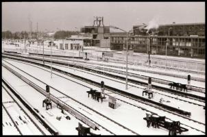 1985 Budapest, Kispest, Kőér utcai metró járműtelepen készült 32 db vintage NEGATÍV, 24x36 mm