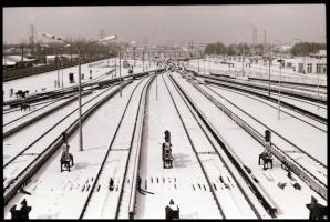 1985 Budapest, Kispest, Kőér utcai metró járműtelepen készült 32 db vintage NEGATÍV, 24x36 mm
