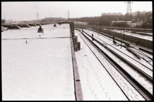1985 Budapest, Kispest, Kőér utcai metró járműtelepen készült 32 db vintage NEGATÍV, 24x36 mm