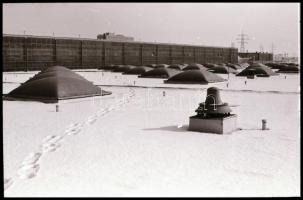 1985 Budapest, Kispest, Kőér utcai metró járműtelepen készült 32 db vintage NEGATÍV, 24x36 mm