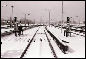 1985 Budapest, Kispest, Kőér utcai metró járműtelepen készült 32 db vintage NEGATÍV, 24x36 mm