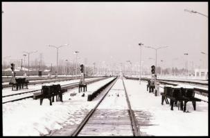 1985 Budapest, Kispest, Kőér utcai metró járműtelepen készült 32 db vintage NEGATÍV, 24x36 mm