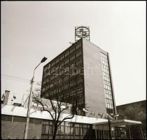 1979 Budapest, a Kőbányai Gyógyszergyárban készült fotóriport, publikálva a Brigádéletben, 11 db vintage NEGATÍV, 6x6 cm