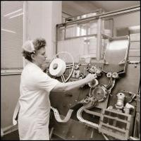 1979 Budapest, a Kőbányai Gyógyszergyárban készült fotóriport, publikálva a Brigádéletben, 11 db vin...