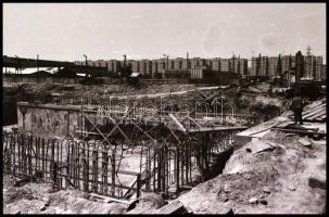 cca 1982-1983 Budapest, felszíni metróépítés, az Árpád-hídi állomás kialakítása, Váci út és környezete, 67 db vintage NEGATÍV, 24x36 mm