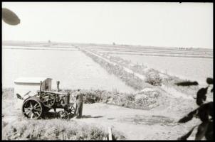 cca 1949 Traktorral hajtott szivattyú, Rózsa György (?-?) budapesti fotóriporter hagyatékából 4 db vintage NEGATÍV, 24x36 mm