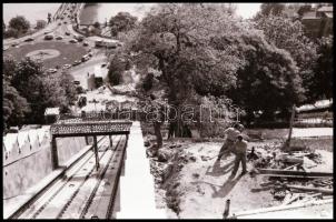 1986 Budapest, a budai sikló építése és működése a környezettel együtt, 85 db vintage NEGATÍV, 24x36...