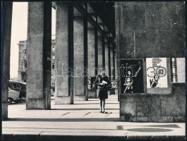 cca 1966 Budapest, utcai plakátok, Kolonits Ilona (1922-2002) filmrendező hagyatékából 1 db jelzés nélküli vintage fotó, 18x24 cm