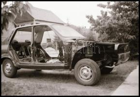 Automobilok és személygépkocsik, különböző időpontokban és eltérő helyszíneken készült 13 db felvéte...