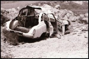 Automobilok és személygépkocsik, különböző időpontokban és eltérő helyszíneken készült 13 db felvéte...