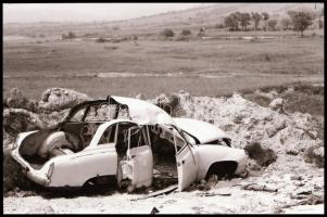 Automobilok és személygépkocsik, különböző időpontokban és eltérő helyszíneken készült 13 db felvéte...