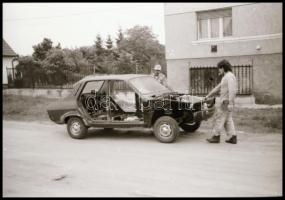 Automobilok és személygépkocsik, különböző időpontokban és eltérő helyszíneken készült 13 db felvéte...