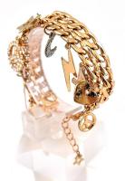 Aranyszínű bizsu karkötő, 11 db különféle függővel, h: 21 cm