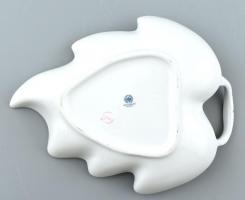 Hollóházi virág mintás, levél formájú kínáló. Matricás, jelzett, kis kopással 23 cm