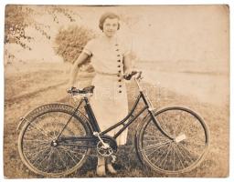 cca 1930 Lány új kerékpárral. Fotó. 23x18 cm