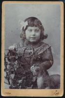 cca 1905 Kislány műtermi fotója, kétoldalas portré, keményhátú fotó, kopott, 10×6 cm