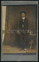cca 1920 Férfi műteremben, gyorsfénykép, Dudar János felvétele, Nagyhantos, hátoldalon feliratozva, 10,5×6 cm