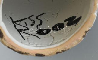 Kiss Roóz Ilona (1920-2010): Lány szoknyában, mázas kerámia, kézzel festett, jelzett, hibátlan, m: 3...