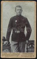 1904 K. u. k. katona portréja, keményhátú fotó Paál József komáromi műterméből, hátoldalán feliratozott, 10,5x6,5 cm