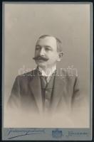 cca 1905 Dávid József (1868-1914) gyógyszerész, keményhátú fotó a Joánovics Testvérek műterméből, eredeti tasakban, 16×11 cm